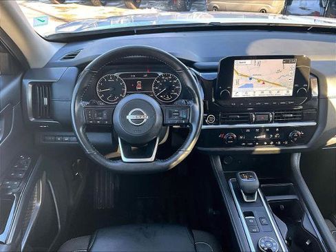 Certified 2024 Nissan Pathfinder SL image 18