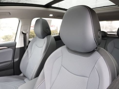 Used 2025 Volkswagen Tiguan SE w/ Panoramic Sunroof Package AWD/4WD image 16