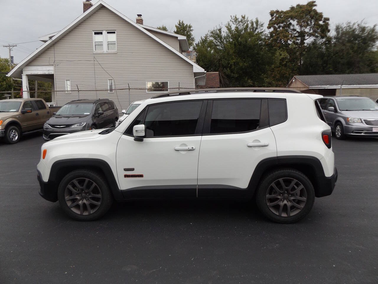 Used 2016 Jeep Renegade 75th Anniversary FWD image 11