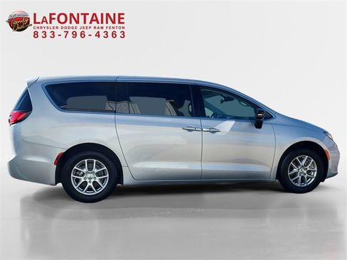 Used 2024 Chrysler Pacifica Touring-L image 8
