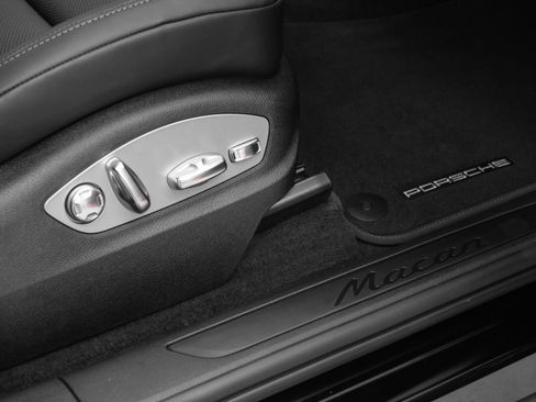 Used 2025 Porsche Macan image 16