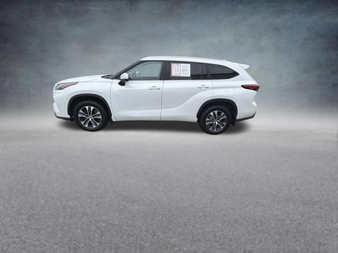 Used 2023 Toyota Highlander XLE AWD/4WD image 2