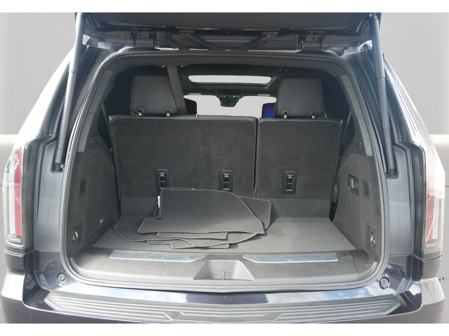Used 2025 Cadillac Escalade Premium Luxury AWD/4WD image 9