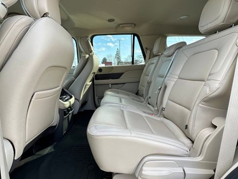 Used 2019 Lincoln Navigator Premiere AWD/4WD image 25