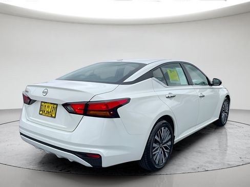 Used 2025 Nissan Altima 2.5 SV FWD image 3