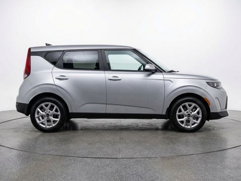 Used 2025 Kia Soul LX w/ LX Technology Package image 11