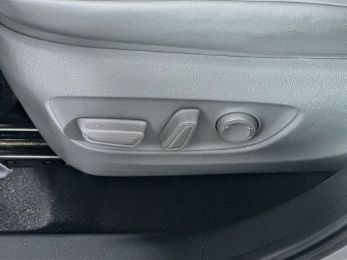 Used 2023 Toyota Highlander XLE FWD image 13