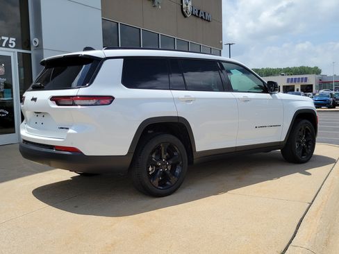 Used 2024 Jeep Grand Cherokee L Limited w/ Black Appearance Package AWD/4WD image 4
