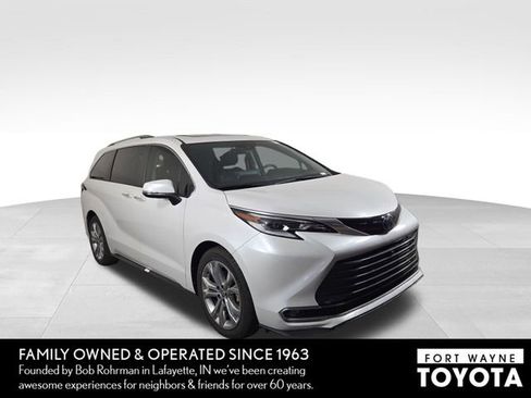 Used 2023 Toyota Sienna Platinum FWD image 4