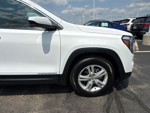 Used 2024 GMC Terrain SLE w/ Driver Convenience Package FWD image 15
