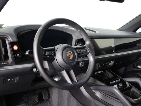 Certified 2024 Porsche Cayenne AWD/4WD image 4