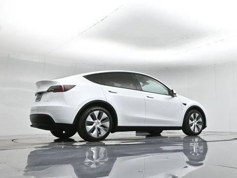 Used 2024 Tesla Model Y Long Range image 45