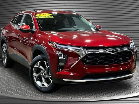 Certified 2025 Chevrolet Trax LT w/ Driver Confidence Package FWD image 3
