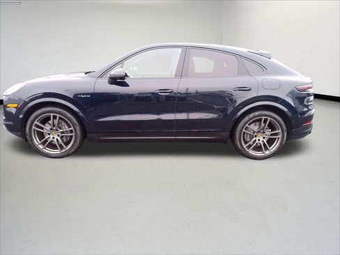 Used 2023 Porsche Cayenne Platinum Edition image 2