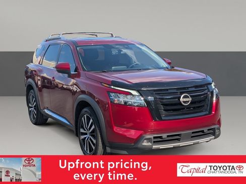 Used 2024 Nissan Pathfinder Platinum w/ Black Appearance Package AWD/4WD image 2