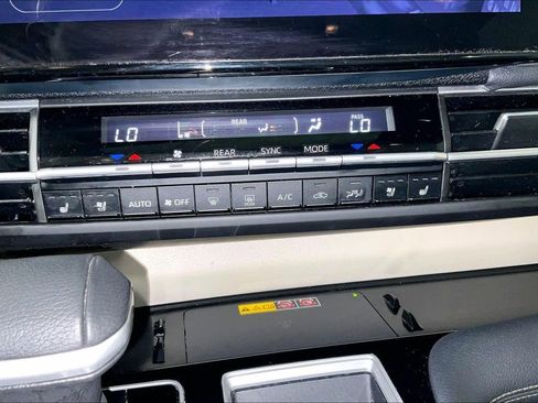 Used 2025 Toyota Sienna Platinum AWD/4WD image 35