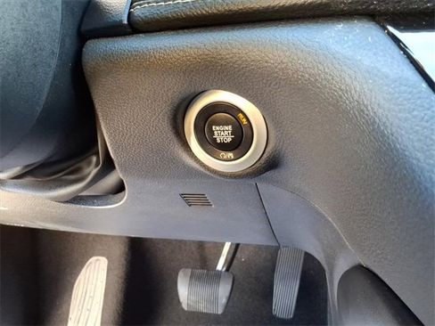 Used 2025 Chrysler Pacifica Limited image 12