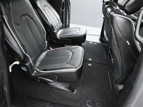 Used 2023 Chrysler Pacifica Limited w/ Uconnect Theater Family Group image 13