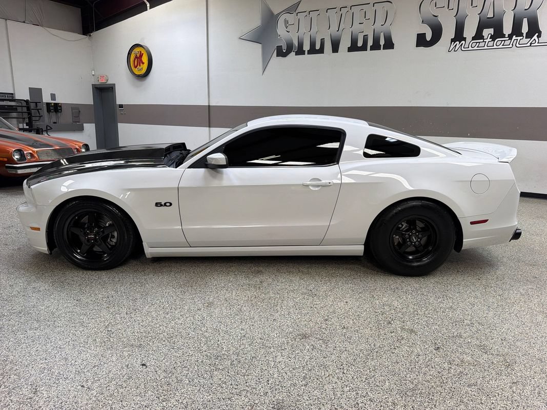 Used 2014 Ford Mustang GT RWD image 3