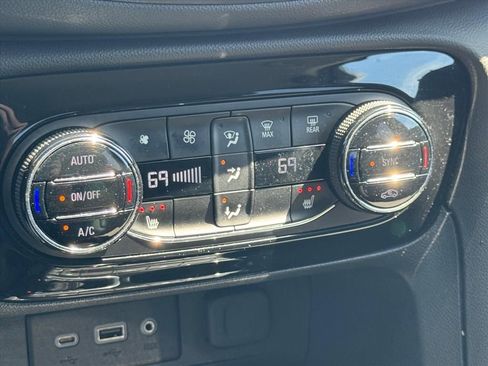 Used 2022 Buick Encore GX Select w/ Sport Touring Package FWD image 22