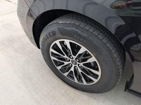 Used 2025 Ford Expedition Max Platinum AWD/4WD image 9