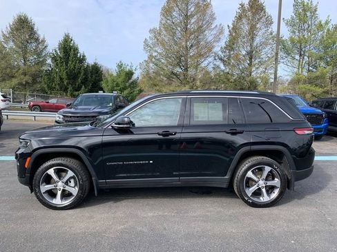 Used 2023 Jeep Grand Cherokee Limited w/ Luxury Tech Group II image 2