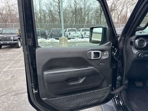 Used 2022 Jeep Wrangler Unlimited Sahara image 36