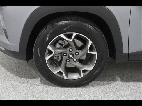 Certified 2025 Chevrolet Trax LT w/ Sunroof Package FWD image 21