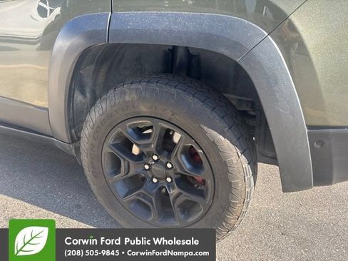 Used 2019 Jeep Cherokee Trailhawk AWD/4WD image 9