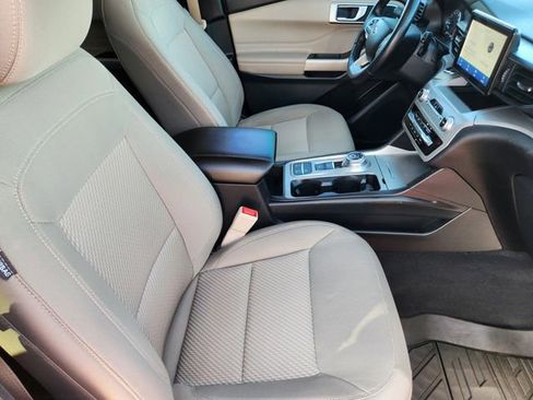 Used 2023 Ford Explorer XLT image 14