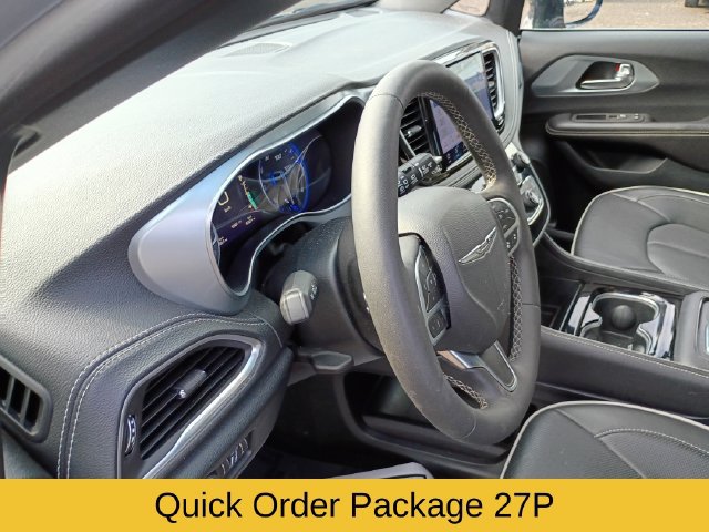 Used 2026 Chrysler Pacifica Limited FWD image 11