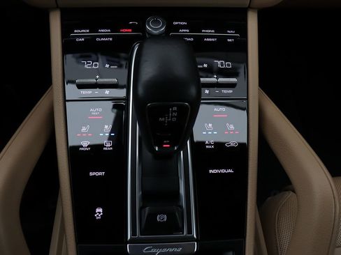 Used 2020 Porsche Cayenne image 33