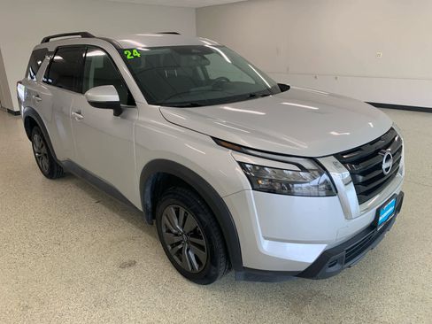Used 2024 Nissan Pathfinder SV FWD image 4