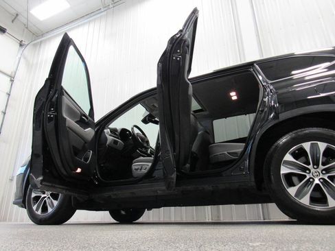 Used 2022 Toyota Highlander XLE AWD/4WD image 15