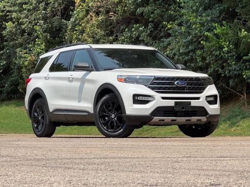 Used 2020 Ford Explorer XLT w/ Equipment Group 202A AWD/4WD image 2