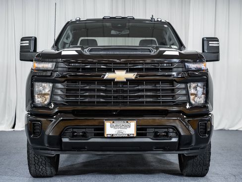 Used 2024 Chevrolet Silverado 2500 Custom image 2