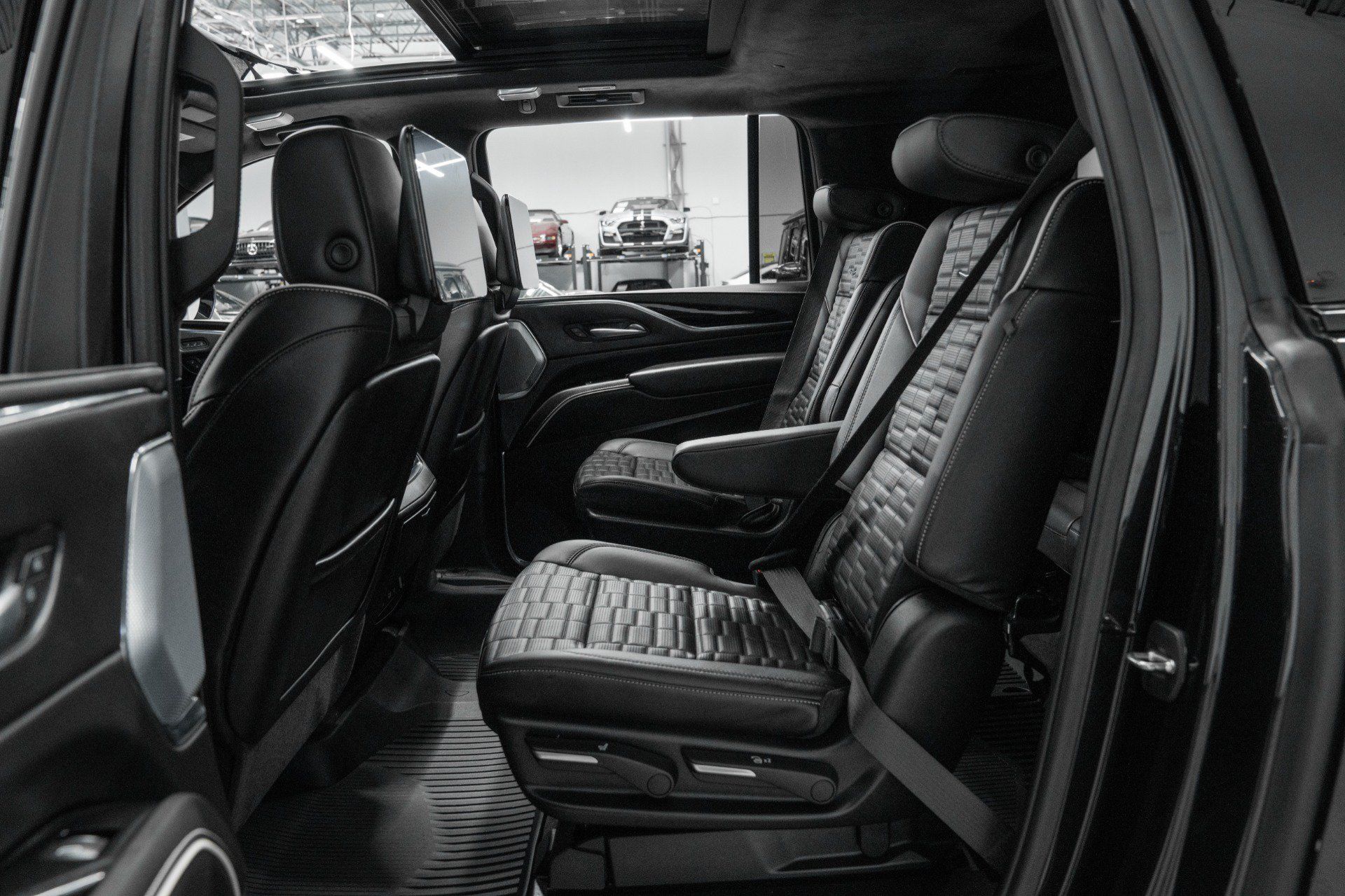 Used 2024 Cadillac Escalade ESV V w/ LPO, Floor Liner Package AWD/4WD image 28
