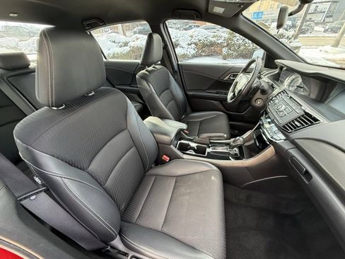 Used 2017 Honda Accord Sport image 39