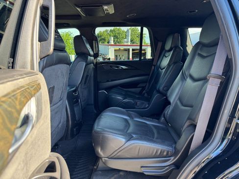 Used 2017 Cadillac Escalade Platinum AWD/4WD image 16