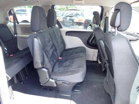 Used 2019 Dodge Grand Caravan SE w/ UConnect Hands-Free Group FWD image 12