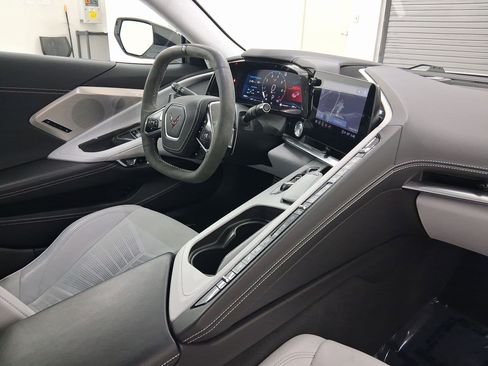 Used 2021 Chevrolet Corvette 3LT w/ Z51 Performance Package image 29