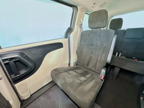 Used 2016 Dodge Grand Caravan SXT FWD image 12