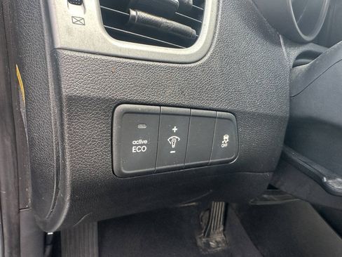 Used 2015 Hyundai Elantra SE w/ Option Group 03 FWD image 18