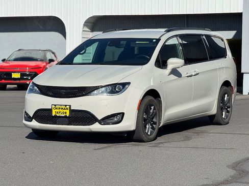 Used 2020 Chrysler Pacifica Touring-L w/ Advanced Safetytec Group image 12