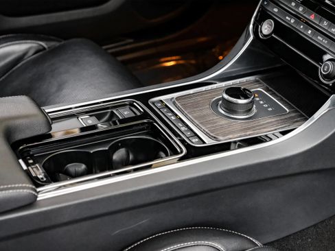 Used 2017 Jaguar XF S image 23