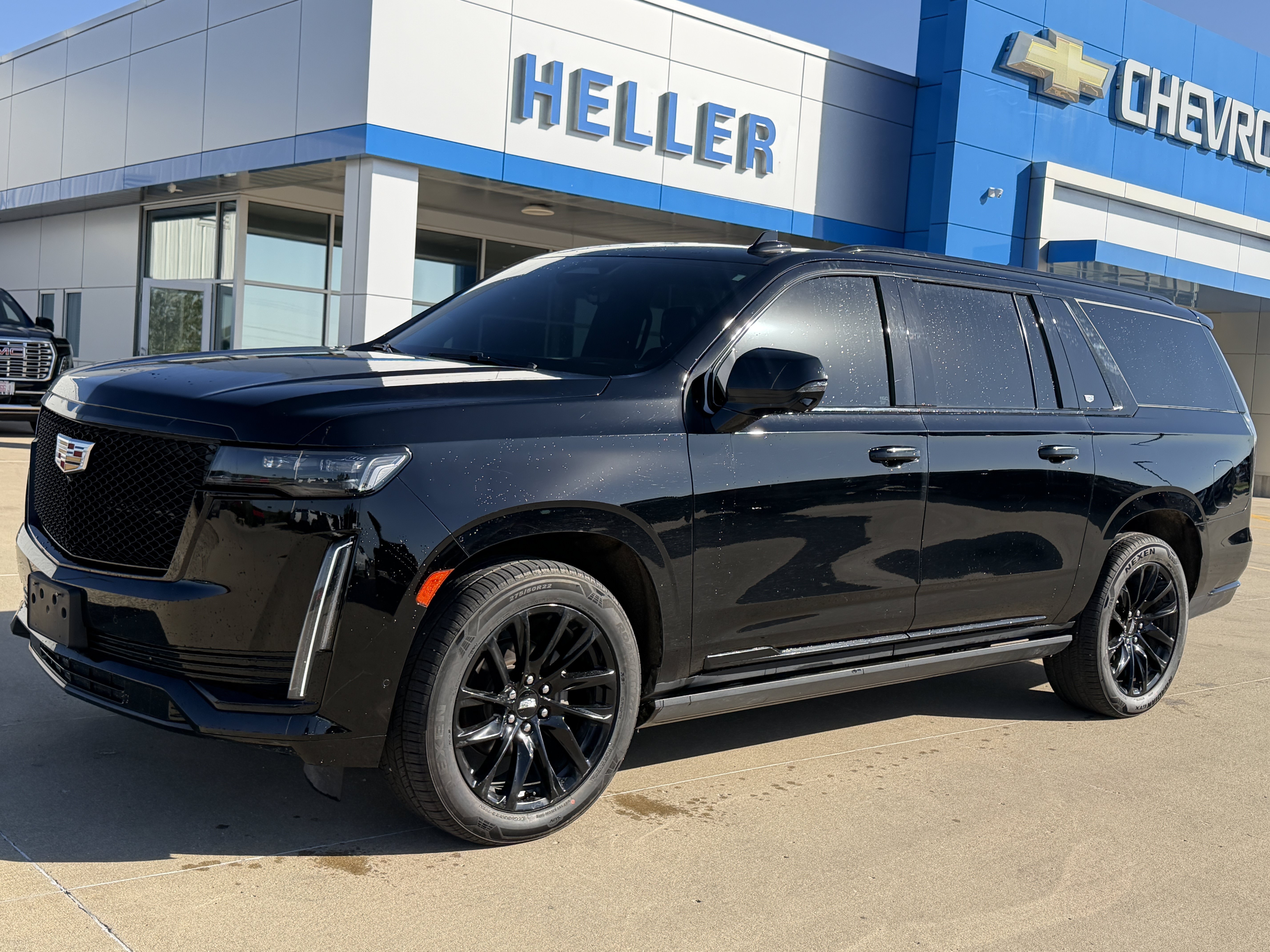 Used 2022 Cadillac Escalade ESV Sport Platinum w/ Heavy-Duty Trailer Package AWD/4WD image 3