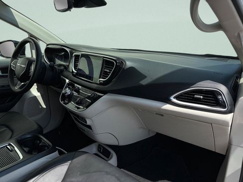 Used 2024 Chrysler Pacifica Touring-L FWD image 37