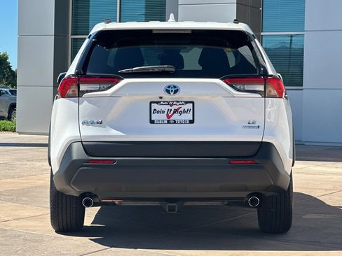 Used 2024 Toyota RAV4 LE AWD/4WD image 5