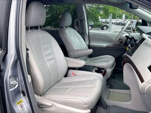 Used 2011 Toyota Sienna XLE FWD image 7