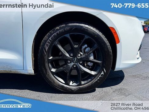 Used 2023 Chrysler Pacifica Limited w/ S Appearance Package image 32